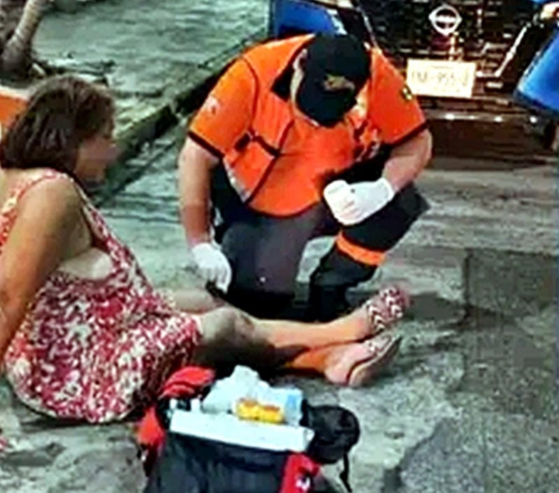 ¡DOÑITA PASADA DE COPAS DIÓ SU MAL PASO!