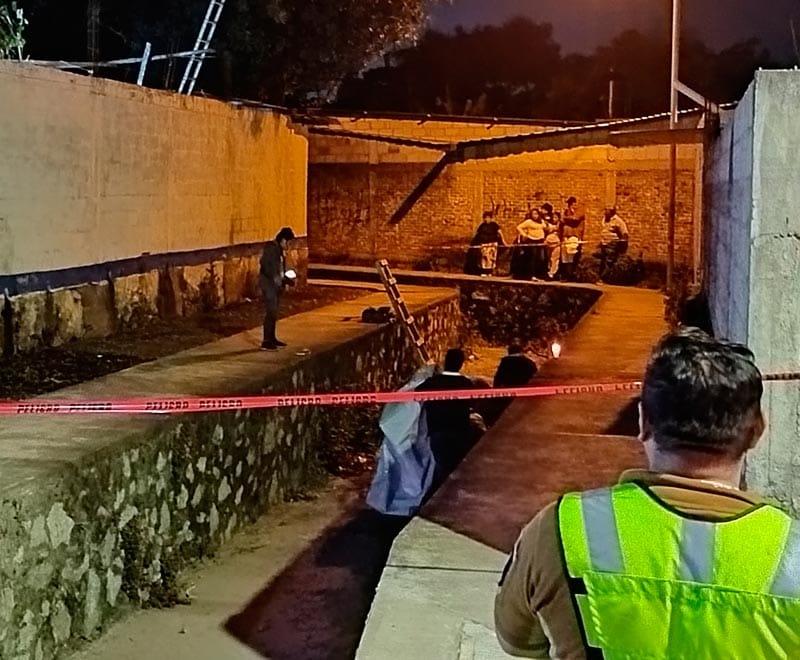 ¡VÍCTOR DA SU MAL PASO Y CAE EN CANAL DE AGUAS NEGRAS!