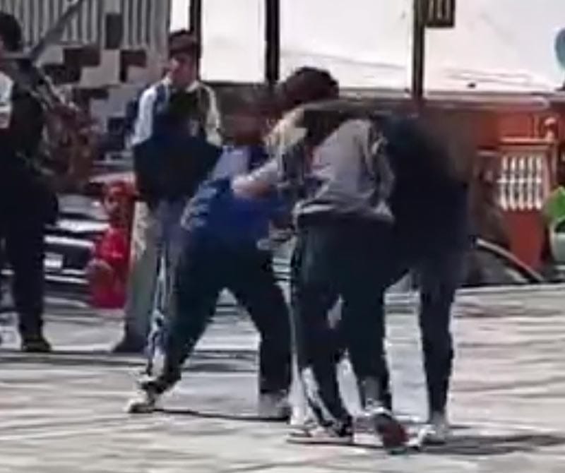¡RIÑA DE ESTUDIANTES DE SECUNDARIA EN RÍO MEDIO!