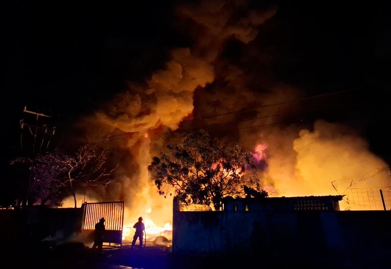 ¡“INFIERNO” EN LA RECICLADORA! - SE QUEMARON LLANTAS Y CIENTOS DE KILOS DE PET