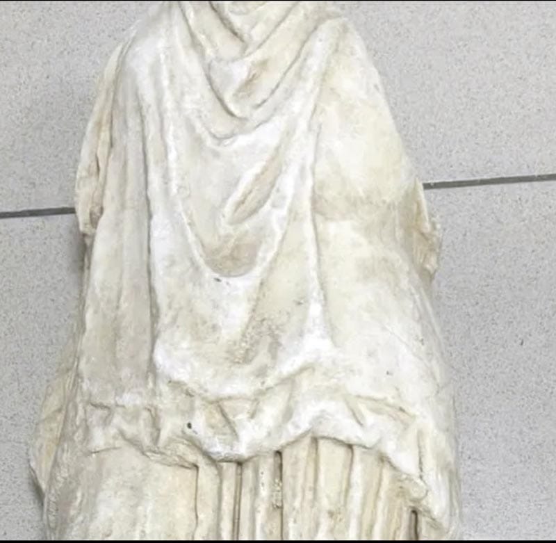 ¡ENCUENTRAN UNA ESTATUA DE DOS MIL AÑOS DE ANTIGÜEDAD ABANDONADA EN UNA BOLSA DE BASURA EN GRECIA!