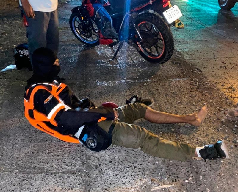 ¡DERRAPAN MOTOCICLISTAS POR MANCHA DE ACEITE!