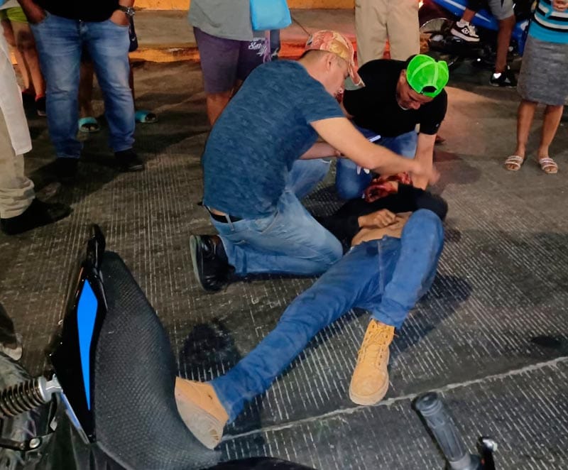 ¡AUTOMÓVIL JAPONÉS MANDA AL HOSPITAL A MOTOCICLISTA!