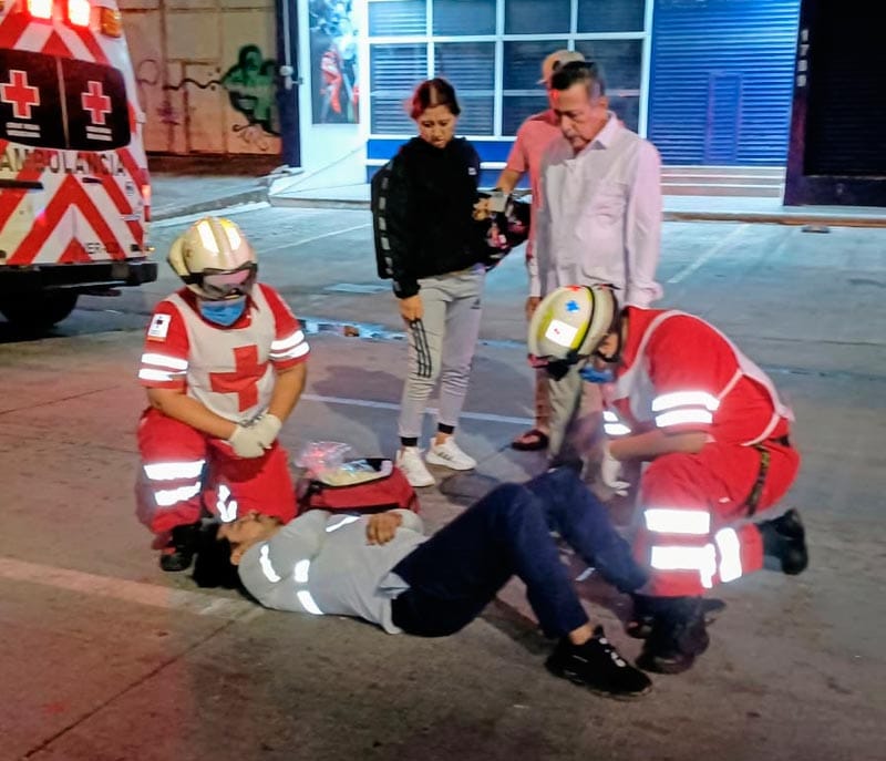 ¡SE ENREDA CON CABLE Y CAE DE LA MOTOCICLETA!