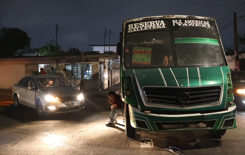 ¡SE DAN UN ‘LLEGUE’ CAMIÓN URBANO Y AUTOMOVILÍSTA!