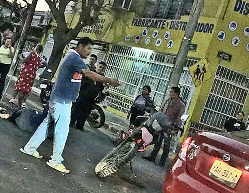 ¡HACEN CHUZA PAREJA MOTORIZADA Y AUTO JAPONÉS!