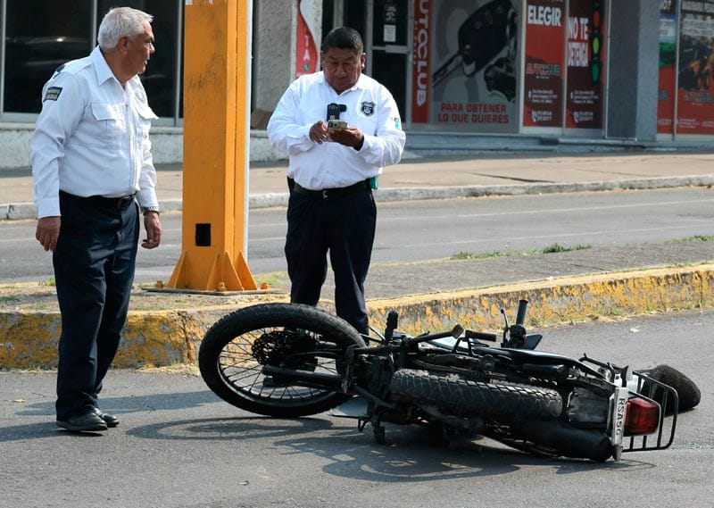 ¡MOTOCICLISTA ROMPE EL PARABRISAS Y TERMINA FRACTURADO!