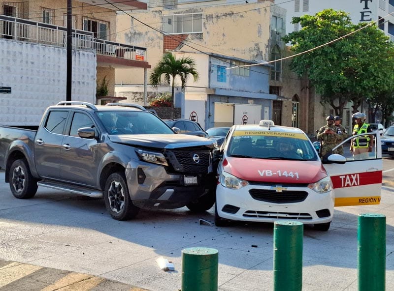 ¡CAMIONETA CHILANGA LE DA UN LLEGUECITO A MUJER TAXISTA!