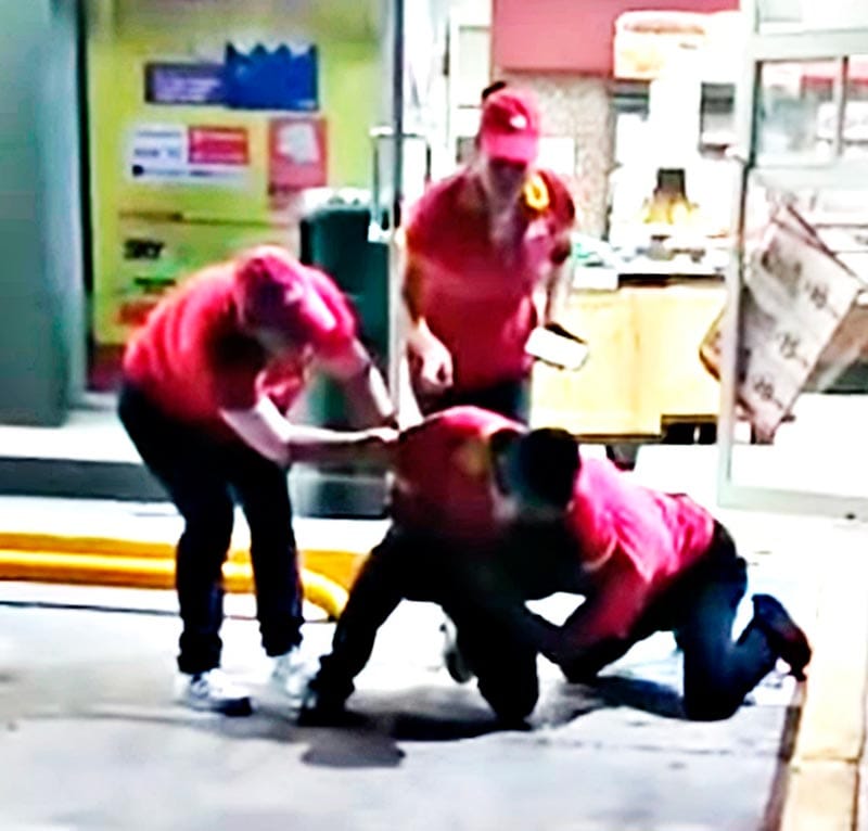 ¡EMPLEADO DE OXXO GOLPEA A CLIENTE POR NO TRAER CAMBIO!