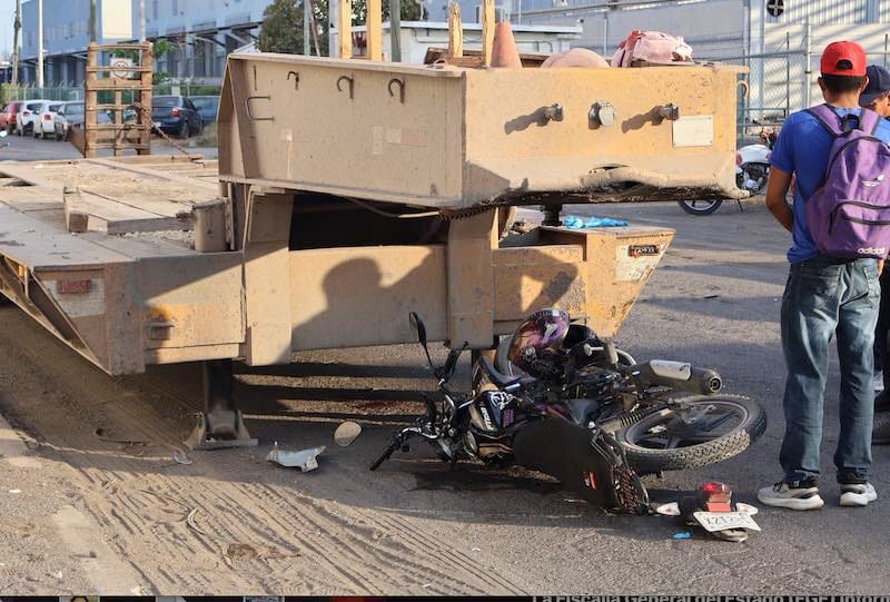 ¡JOVEN MUJER EN MOTO SE INCRUSTA CONTRA PLANA Y CASI SE MATA!