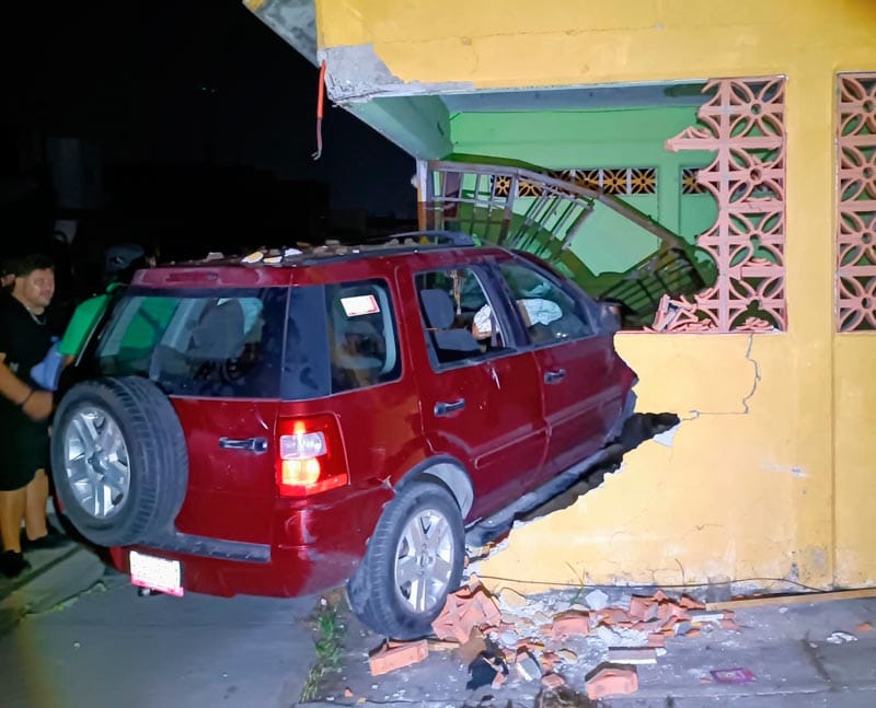 ¡ESTACIONA LA CAMIONETA EN LA COCINA DEL VECINO!