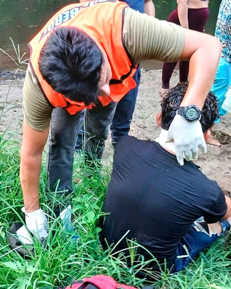 ¡CAMIONETA CON SANDÍAS CHOCA CON PUENTE Y CAYÓ AL RÍO!