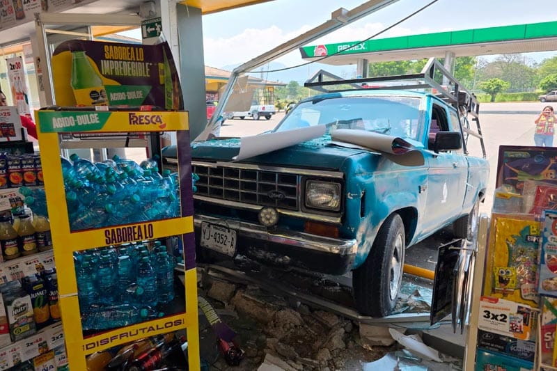 ¡CAMIONETÓN SE METIÓ AL OXXO!