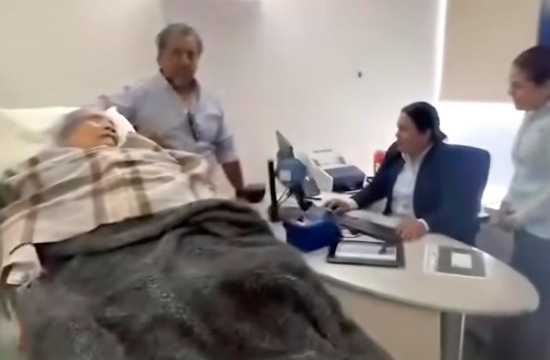 ¡SE LLEVAN A ABUELITA DE 96 AÑOS EN CAMILLA PARA COBRAR SU PENSIÓN EN EL BANCO! - Y SE DISCULPA EL BBVA