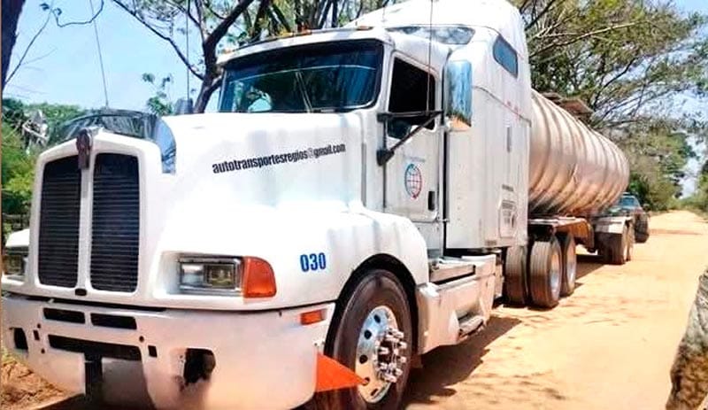 ¡ASEGURAN DOS PIPAS CARGADAS CON HUACHICOL!