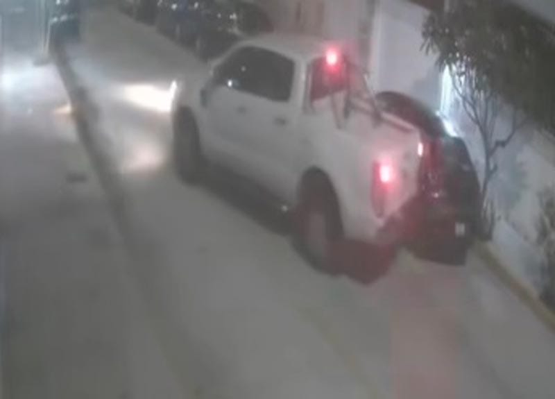 ¡CAFRE DEJA ABOLLADO VEHÍCULO ESTACIONADO!