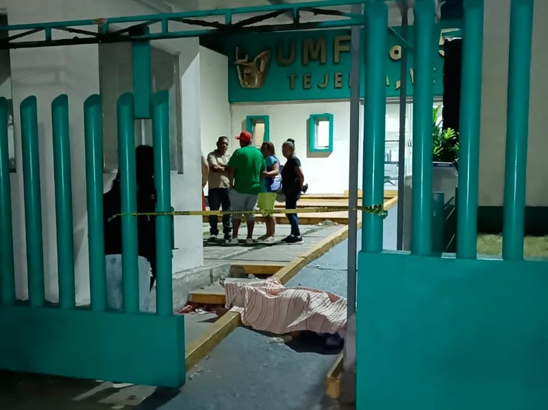 ¡DOÑA ANDREA FALLECIÓ EN LA ENTRADA DEL IMSS DE TEJERÍA!