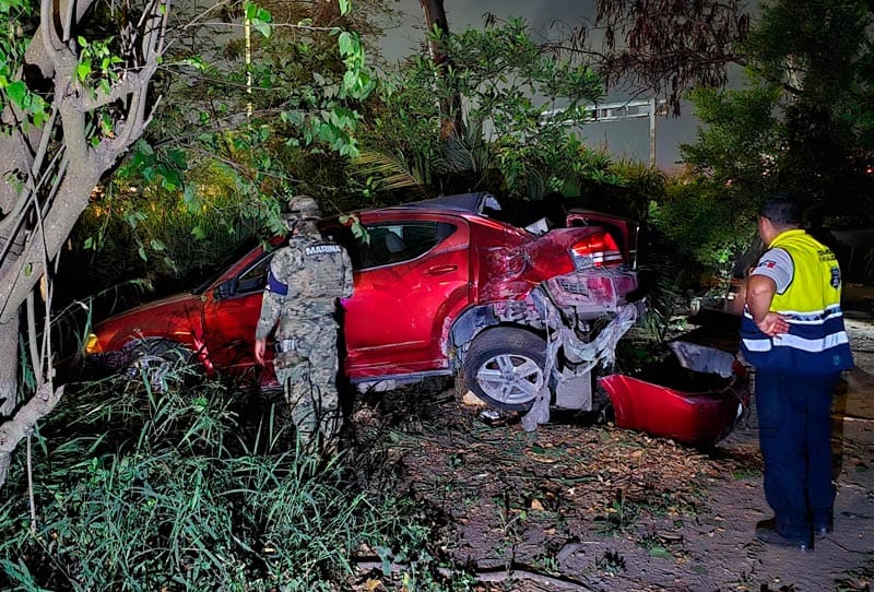 ¡ABANDONAN AUTO DESTROZADO EN CABEZA OLMECA!
