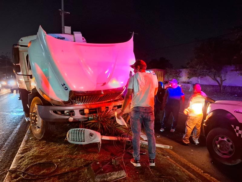 ¡CAMIÓN DE LA BASURA SE QUEDÓ SIN FRENOS Y CHOCÓ CON LUMINARIA!