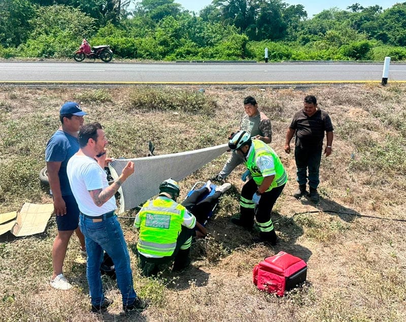 ¡MUJER MOTOCICLISTA VOLCÓ EN LA CUNETA DE LA AUTOPISTA!
