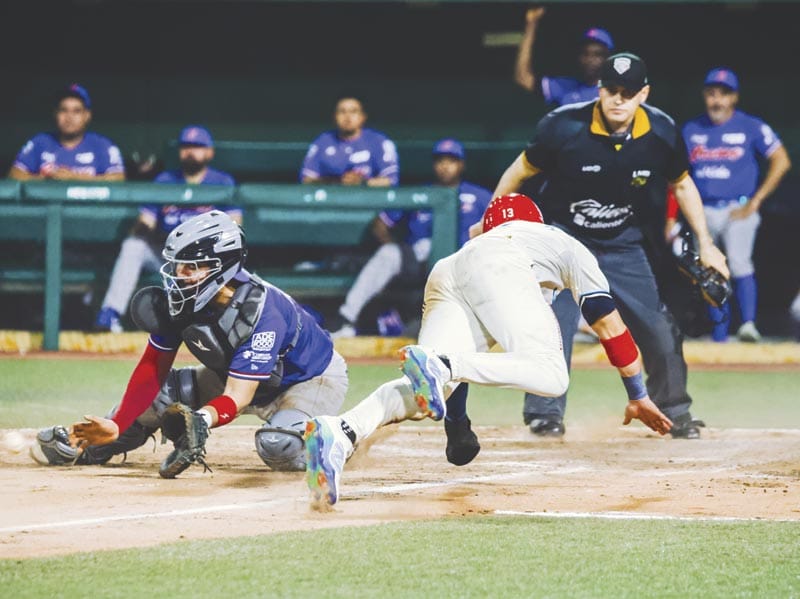¡APALEA EL ÁGUILA A BRAVOS Y SACA LA ESCOBA!