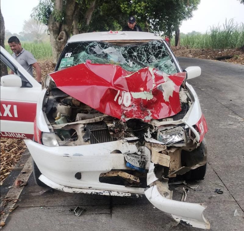 ¡UN MOTOCICLISTA Y SU MADRE CHOCAN DE FRENTE CONTRA TAXI!