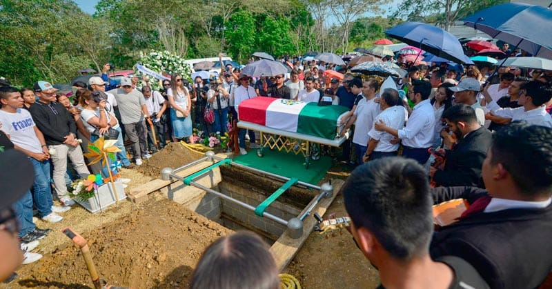 ¡EL ÚLTIMO ADIÓS! - *Fue despedida entre flores y aplausos   *Compañeros navales se presentaron a su sepelio
