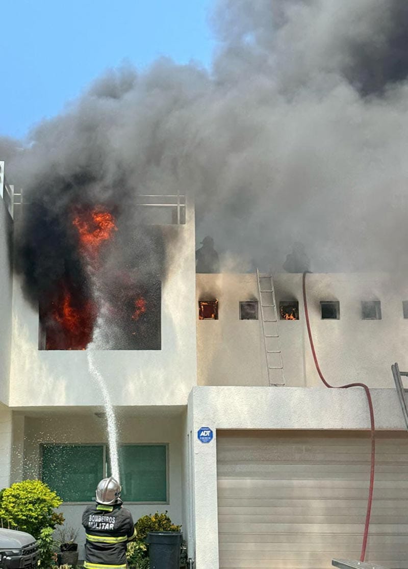 ¡INCENDIO POR FLAMAZO DEJA TRES HERIDOS POR QUEMADURAS!