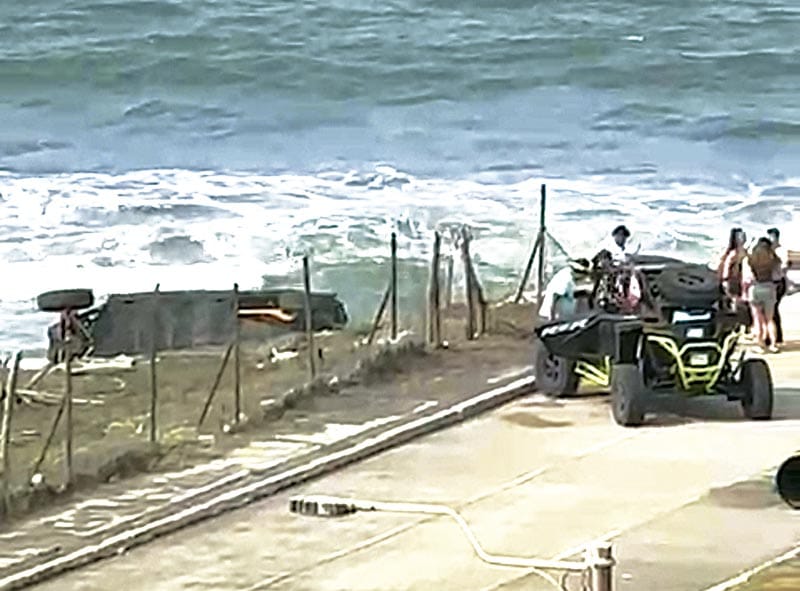 ¡VUELCA RAZER Y COBRA OTRA VIDA EN PLAYA DE ALVARADO!