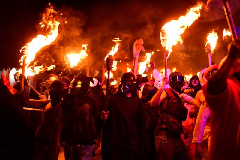 ¡SE DISFRAZAN TIPO CARTEL Y QUEMAN A TRUMP! - EN EL CARNAVAL DE TUZAMAPAN