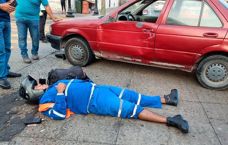 ¡PASA SEMÁFOTO EN ROJO Y SE IMPACTA CONTRA AUTO JAPONÉS!