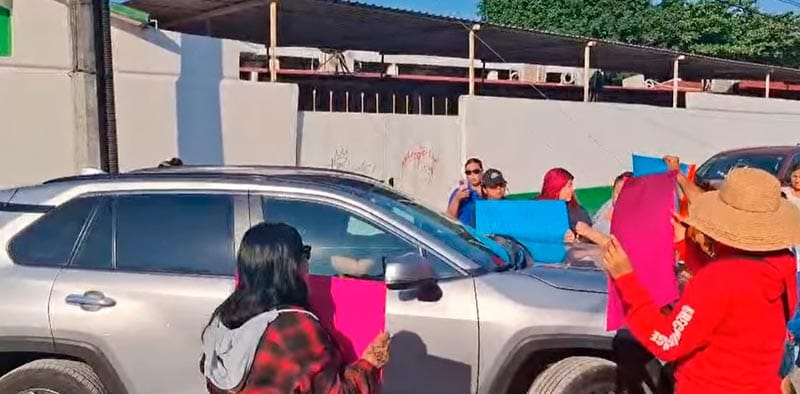 ¡MAESTRA LOS ARROLLA! - MADRES DE FAMILIA PROTESTABAN