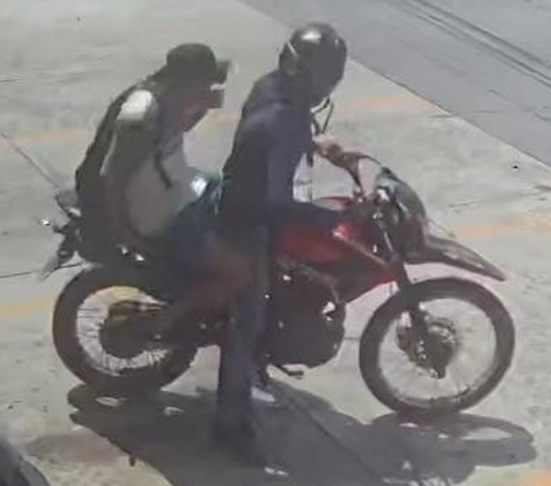 SE ROBAN 800 PESOS Y 15 CAJETILLAS DE CIGARROS