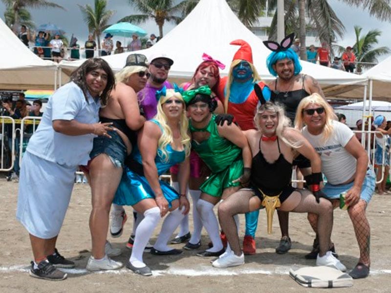 ¡“SOLTERAS” VS. “CASADAS”!