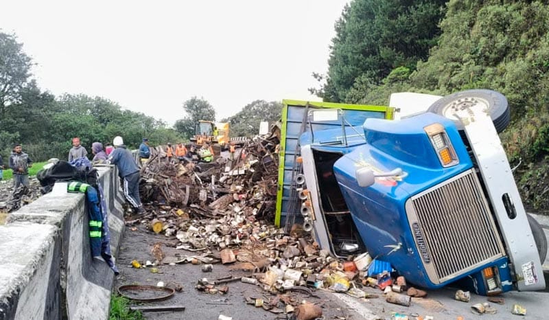 ¡SE VOLTEÓ TORTON CON CHATARRA EN LAS CUMBRES DE MALTRATA!