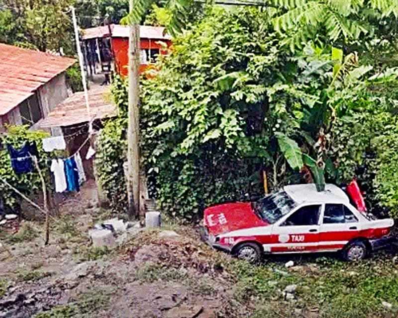 ¡TAXISTA CAYÓ AL FONDO DE LA BARRANCA!