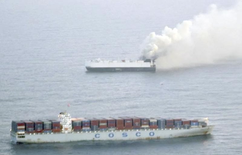 ¡BUQUE QUE TRASLADABA VEHÍCULOS DE CHINA A MÉXICO SE HUNDE EN EL PACÍFICO! - TRAS SEMANAS EN LLAMAS