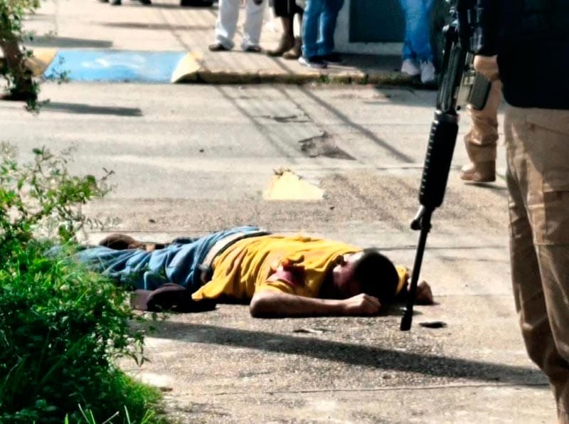 ¡EJECUTAN A POLICÍA! - LE DISPARARON POR LA ESPALDA DESDE UNA CAMIONETA EN JALTIPAN