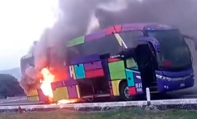 ¡TERMINA CALCINADO AUTOBÚS KOLORS QUE SALIÓ DE VERACRUZ! - IBA RUMBO A GUADALAJARA