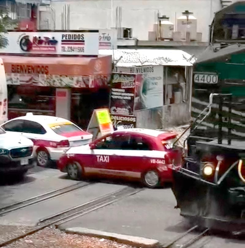 ¡LOCOMOTORA CASI EMBISTE UN TAXI CON PASAJEROS!