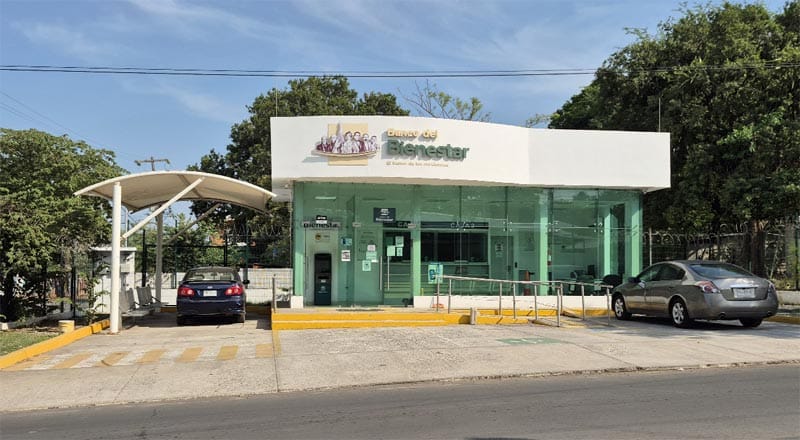 ¡DOS ASALTANTES EXPERTOS ROBAN 20 MIL DEL BANCO DEL BIENESTAR! - CON PISTOLAS SOMETIERON AL PERSONAL DE LA SUCURSAL DE DOS LOMAS