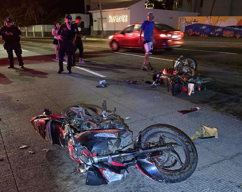 ¡TRES HERIDOS EN CHOQUE DE MOTOS EN BOCA DEL RÍO!