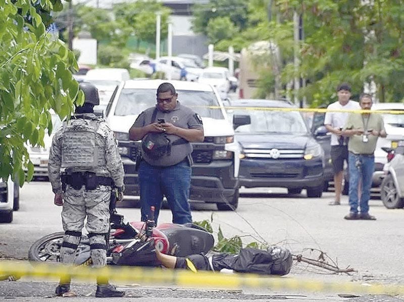 ¡ASESINAN A CUATRO Y QUEMAN TAXIS EN ACAPULCO!