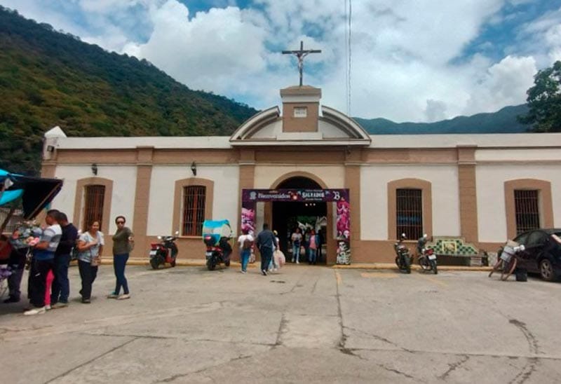 ¡ROBAN CRUCES Y LÁPIDAS! - EN EL PANTEÓN