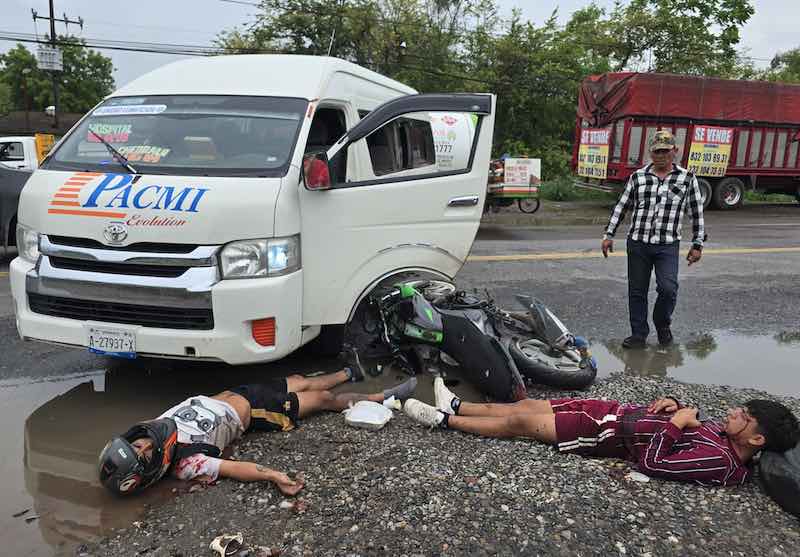¡JOVENCITOS EN MOTO SE IMPACTAN CONTRA COMBI!