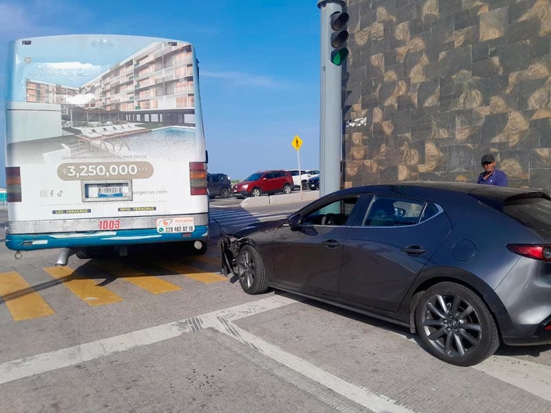 ¡AUMOVILISTA CHOCÓ CONTRA CAMIÓN URBANO EN COSTA DE ORO!