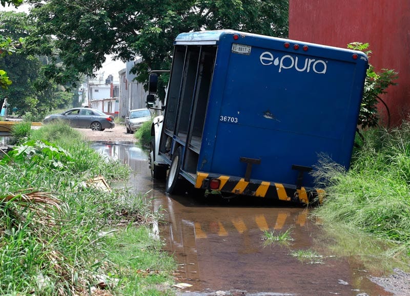 ¡CAMIÓN REPARTIDOR SE ATORÓ EN EL SOCAVÓN!