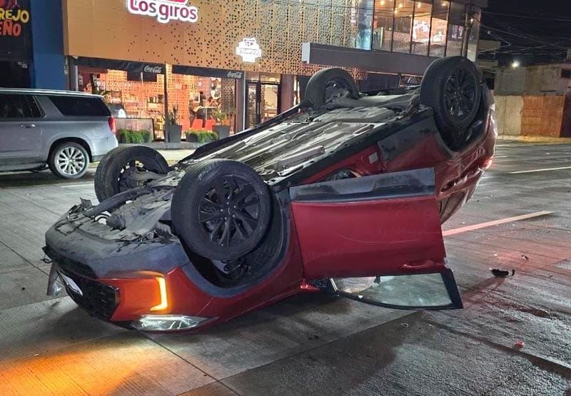 ¡CAMIONETÓN SE IMPACTA CONTRA POSTE Y TERMINA VOLCADA!