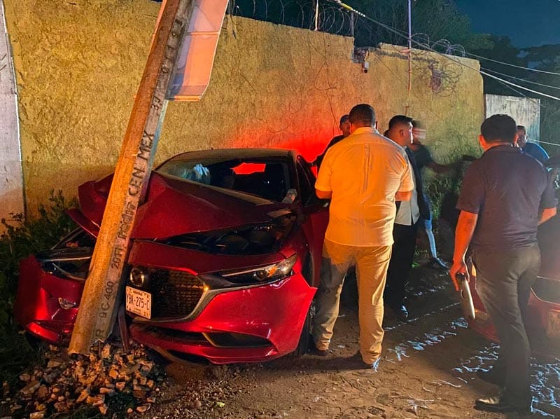 ¡POR CULPA DE BACHE SE IMPACTÓ CONTRA POSTE DE LA CFE!