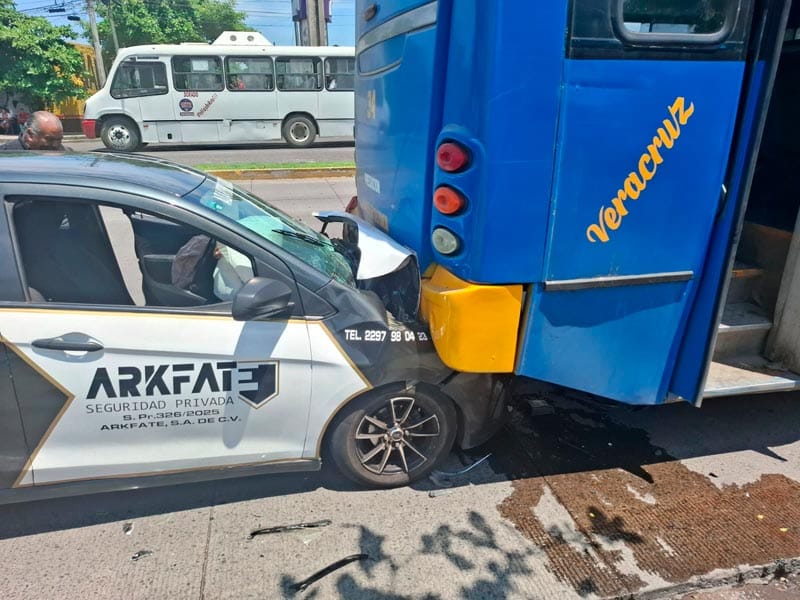 ¡SE INCRUSTÓ CONTRA LA PARTE TRASERA DE CAMIÓN DE PASAJE!